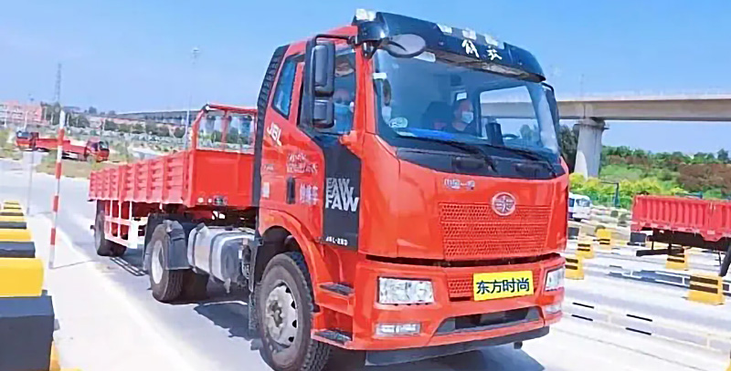 北京東方時尚駕校初學(xué)大型貨車駕照班