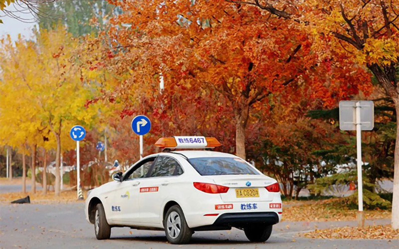 「東方時尚駕校」